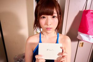 【佐倉絆】可愛い女子高生と女子更衣室のロッカー内に隠れる！周りにバレないようにコッソリ密着セックス