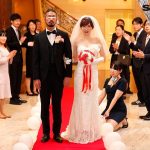 【里美ゆりあ】結婚式で幸せいっぱいの花嫁を洗脳！花婿の前でフェラしてチンコに跨がり腰を振る