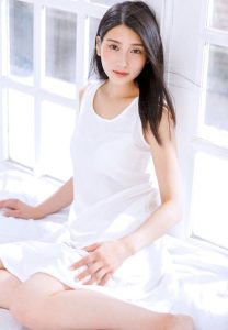 【本庄鈴】透き通るような美白美肌の黒髪美少女！可愛い笑顔で見つめられてキスされ勃起チンコを手コキとフェラでご奉仕