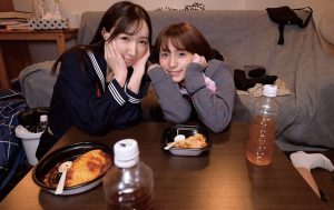 【吉良りん 最上ゆら】サイトで知り合った美少女2人が我が家に宿泊！訳ありコンビでお泊り代に若い身体を弄びを中出し3Pセックス