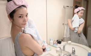 【楓カレン】会社の飲み会で終電逃して同僚OLの自宅に宿泊！お風呂上がりのすっぴん美人はオッパイ見せての誘惑に巨乳揉んで生ハメセックス