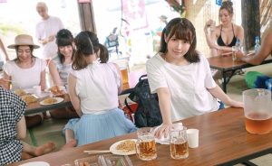 【小鳥遊ももえ 黒川さりな】催眠光線を使って海の家で女性たちを洗脳！お客の女子大生を雌犬に美人スタッフを全裸でオナニーやりたい放題の中出しセックス