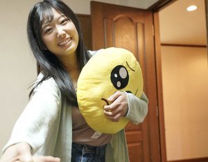 【前乃菜々】黒髪ロングで巨乳美人の女子大生は飲酒で寝落ちした彼女の友達！誘惑されフェラで勃起したチンコに跨がりオマンコ見せM字開脚杭打ちで膣奥に射精