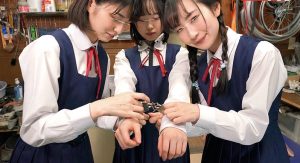 【倉本すみれ 神野ひな】制服姿の美少女が寄り道する自転車屋！僕とはエッチな関係で友達連れてやって来ておっぱい揉んで未熟なマンコに中出しの4Pセックス