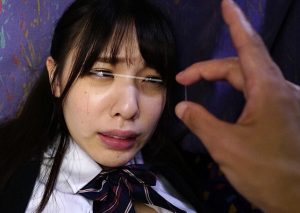 【白桃はな】夜行バスで隣の席に黒髪ポニーテールで制服姿の美少女！可愛い寝顔に欲情してパンティずらし手マンで糸引く指を見せつけて濡れマンコに生挿入