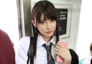 【波木はるか】黒髪で制服姿の可憐な美少女が電車でエッチな行為！勃起チンコを手コキフェラで寸止めされスカート捲り立ちバックで中挿入