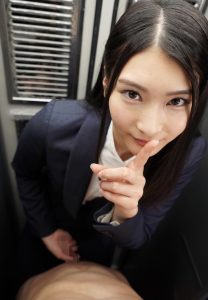 【本庄鈴】黒髪ロングでスレンダー美人の先輩OL！狭いロッカーの中に2人で入り超密着して股間を触り合って濡れたマンコに立位で挿入濃厚セックス