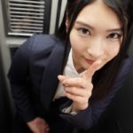 【本庄鈴】黒髪ロングでスレンダー美人の先輩OL！狭いロッカーの中に2人で入り超密着して股間を触り合って濡れたマンコに立位で挿入濃厚セックス