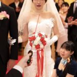 【里美ゆりあ】結婚式で花嫁をエロ女に洗脳！花婿や招待客の目の前で俺のチンコをしゃぶり跨がり腰を振る