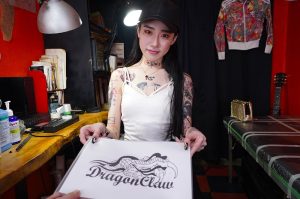 【水森翠】淫美な雰囲気のスレンダー美人はタトゥーショップの彫り師！痛がる僕に甘い言葉で囁きながら股間を撫でられ毎回最後は誘惑セックス