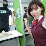 【深田えいみ】勤務中に銀行強盗が発生して人質にされた僕！手錠で繋がれた同僚の新婚美女がこんな状況でチンコを握ってきた