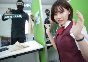 【深田えいみ】勤務中に銀行強盗が発生して人質にされた僕！手錠で繋がれた同僚の新婚美女がこんな状況でチンコを握ってきた