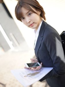 【葵つかさ】スレンダー美人の上司と出張先で相部屋宿泊！ほろ酔いでオッパイ見たいと懇願すれば恥ずかしそうにブラジャー外し長い一夜が始まった