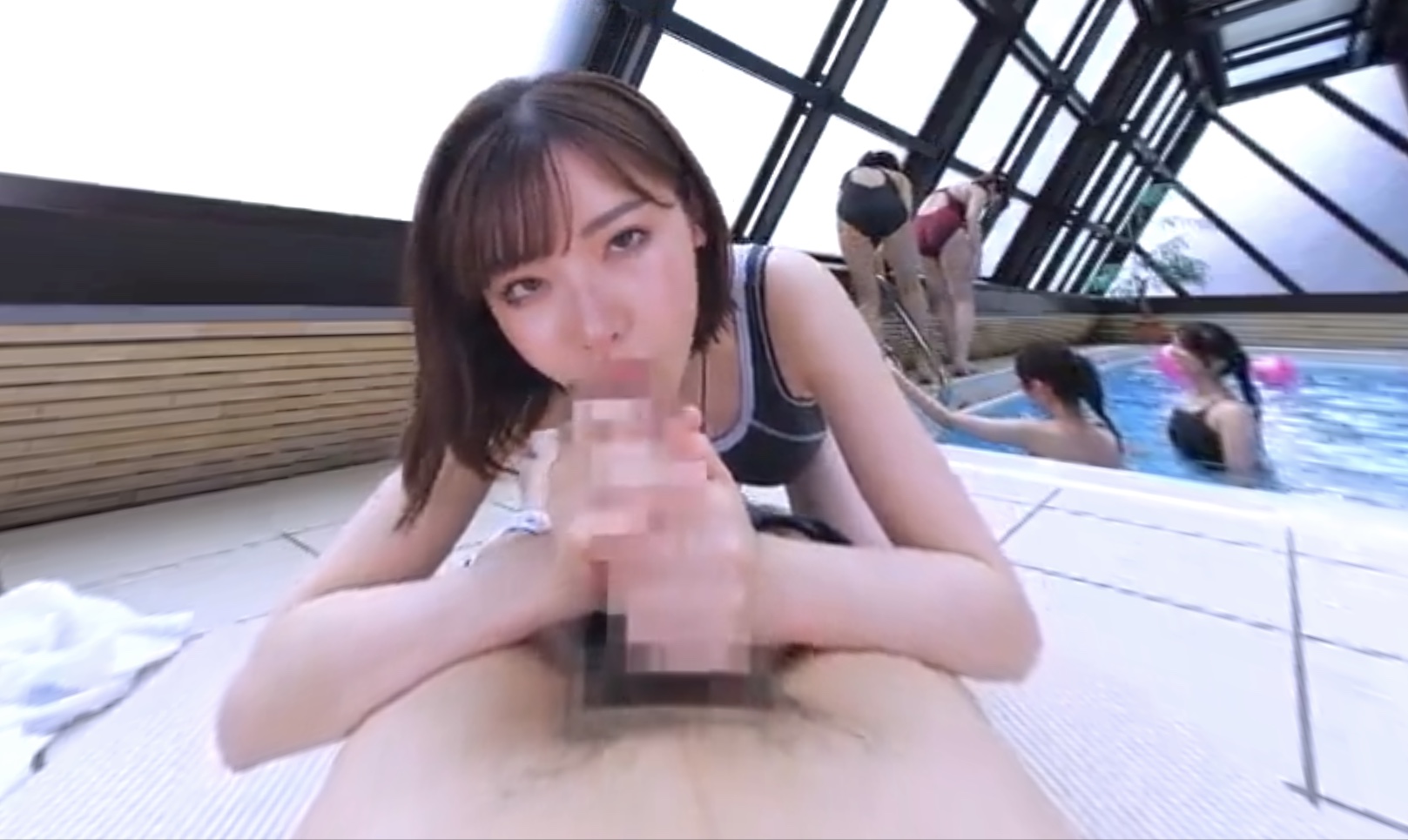 【深田えいみ】プールで遊んでいたらエッチなアクシデント！失神した僕を綺麗な監視員が優しく手コキフェラで口内射精