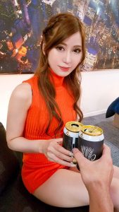 【夏希まろん】深夜にスレンダー美女をナンパしてお持ち帰り！ほろ酔いの巨乳と股間を愛撫してチンコ挿入激ピストン