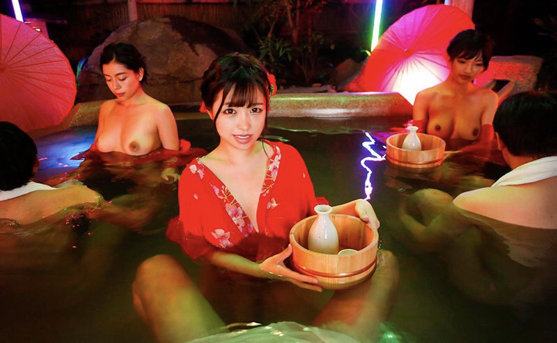 【EMILY 夏愛あずさ 椿りか】田舎の温泉街で新風俗は巨乳美女が露天風呂で性接待！熱燗呑みながらむっちりオッパイで極上サービス