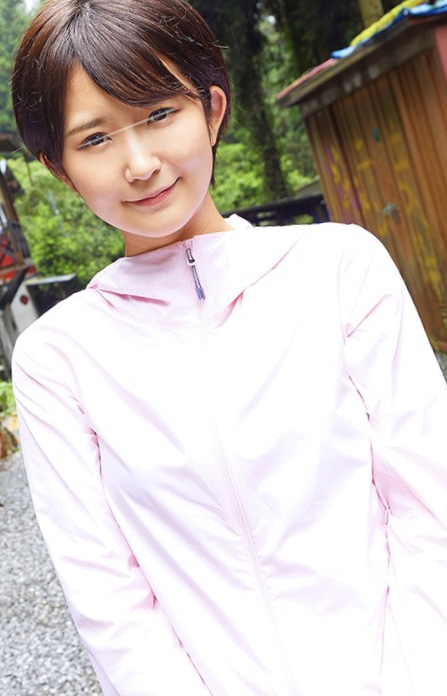 【深田結梨 浜崎真緒】キャンプ場でナンパした巨乳娘がエッチなゲームに挑戦！車の窓から顔を出させてバックからチンコ挿入激ピストン