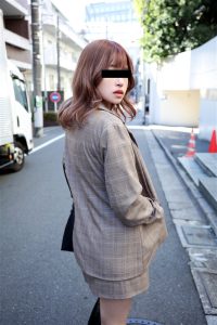 【椿りか】巨乳スレンダーボディの美人ギャルに捕食された僕！尾行され部屋に侵入して玄関で立位で即ハメ腰を振りザーメン搾取
